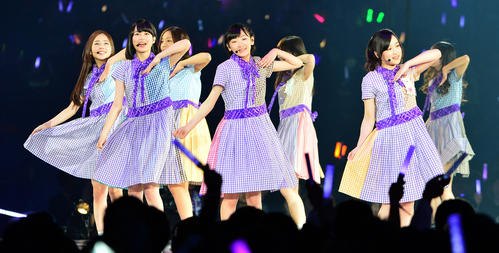 乃木坂46デビュー２周年記念ライブ　２周年バースデーライブで「ぐるぐるカーテン」を熱唱する乃木坂46＝２０１４年２月22日