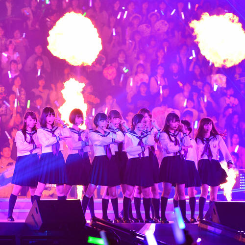 ２周年バースデーライブで「制服のマネキン」を熱唱する乃木坂46＝２０１４年２月22日