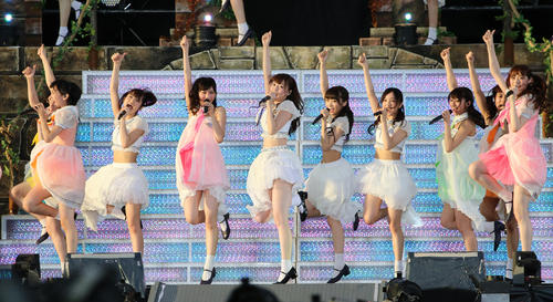 乃木坂46全国ツアー「真夏の全国ツアー２０１４」　最終公演　真夏の全国ツアー千秋楽でファンを魅了する乃木坂46。センターは白石麻衣＝２０１４年８月30日