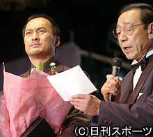 主演男優賞を受賞した渡辺謙。右は露木茂アナ（撮影・為田聡史） 