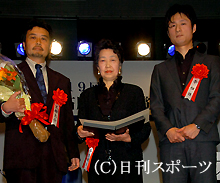 特別賞を受賞した今村昌平監督の昭子夫人。左は天願大介、右は李相日監督（撮影・長谷川元明）