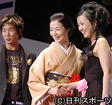助演女優賞富司純子（中央）は薬師丸ひろ子と握手。左はジェイク・シマブクロ 
