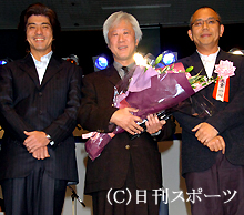 監督賞を受賞した根岸吉太郎監督（中央）。左は佐藤浩市、右は犬童一心監督