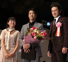 「フライ、ダディ、フライ」「ＡＬＷＡＹＳ　三丁目の夕日」で助演男優賞を受賞した堤真一（中央）。左は星井七瀬、右は中村獅童（撮影・小沢裕）