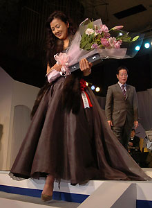 「ＡＬＷＡＹＳ　三丁目の夕日」で助演女優賞を受賞した薬師丸ひろ子。育ての親である角川春樹氏（後方左）も祝福に訪れた（撮影・小沢裕）
