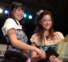 新人賞を受賞した沢尻エリカはプレゼンターの長沢まさみ（左）と握手を交わす（撮影・川口晴也）