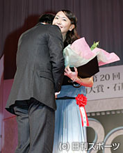 新人賞を受賞した新垣結衣（右）は舘ひろしに祝福され抱き合う（撮影・鹿野芳博）