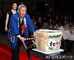 初めて敷かれたレッドカーペットの上を、鏡開きび酒だるを押しながら歩く北野武監督と鈴木京香（撮影・鈴木豊）