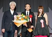 監督賞を受賞した周防正行監督（中央）。左はプレゼンターの根岸吉太郎監督、右は鈴木蘭々（撮影・鹿野芳博）