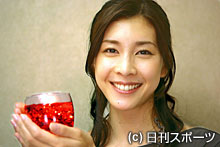 キャンドルを手に笑顔を見せる竹内結子(撮影・鹿野芳博)