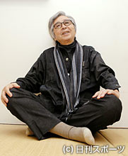 畳の上でリラックスする山田洋次監督