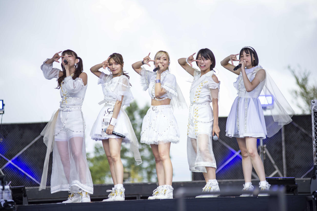 ベイビーレイズJAPAN解散ライブでの傳谷英里香（左から2人目、2018年9月24日撮影）