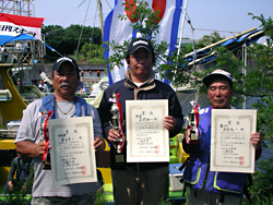 第2位青木さん、優勝荻野さん、第3位木村さん(左から)