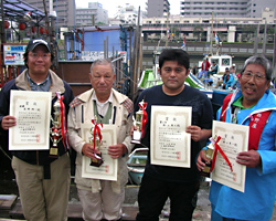 優勝荻野さん、第２位柴原さん、第３位影山さん、第４位野口さん（左から）