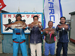 優勝した桜井さん、2位野田さん、3位堀田さん、4位林さん(左か
ら)