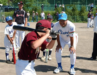 投球フォームの見本を見せる竹下潤講師