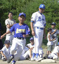 子供たちにスローイングを教える猪久保吾一講師