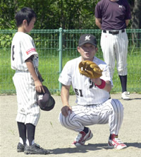 子供たちにスローイングを教える猪久保吾一講師