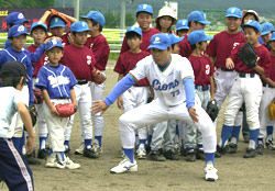 伊原春樹塾長が子どもたちに