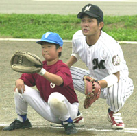 捕手の基本を指導する