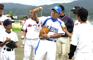 子供たちにボールの正しい握り方を指導する松沼雅之講師
