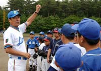 子供たちに心構えを話す伊原春樹塾長