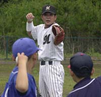 子供たちにスローイングを教える猪久保吾一講師