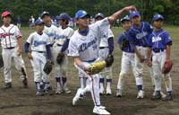 投球フォームの見本を見せる竹下潤講師