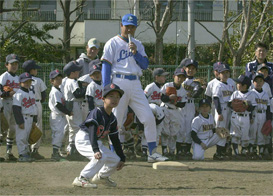 子供たちの走塁を見る伊原春樹塾長