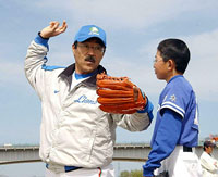 ピッチングの基本を教える松沼講師