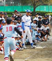 走塁指導をする伊原春樹氏