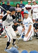 打撃フォームを指導する広野功氏