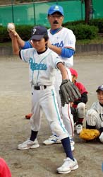 投球術を指導する松沼博久氏