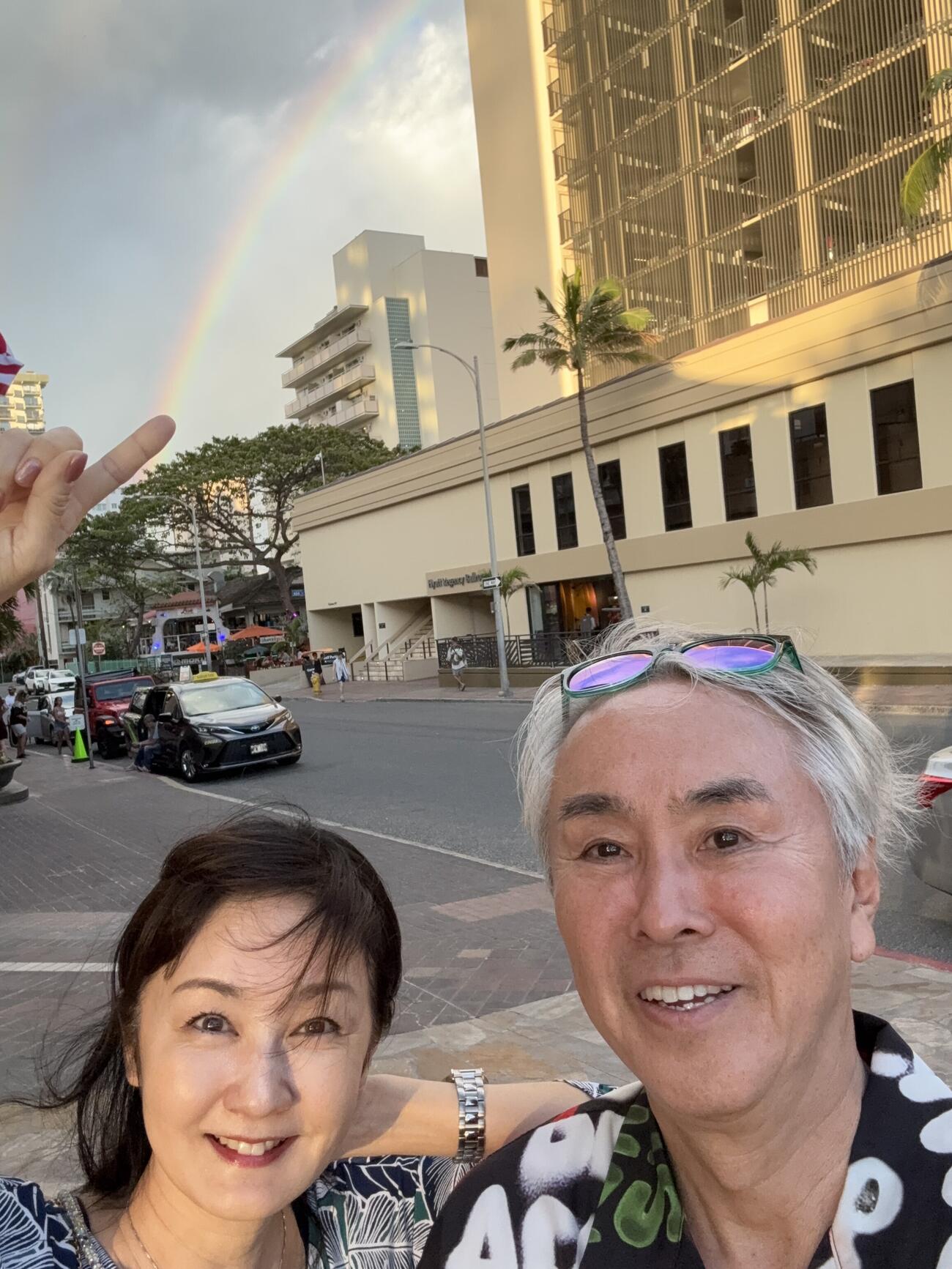 ハワイを旅する石原伸晃夫妻に虹が祝福