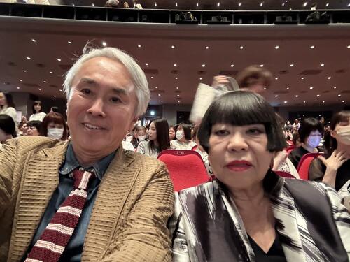 コシノジュンコ氏（右）と宝塚を観劇する石原伸晃氏