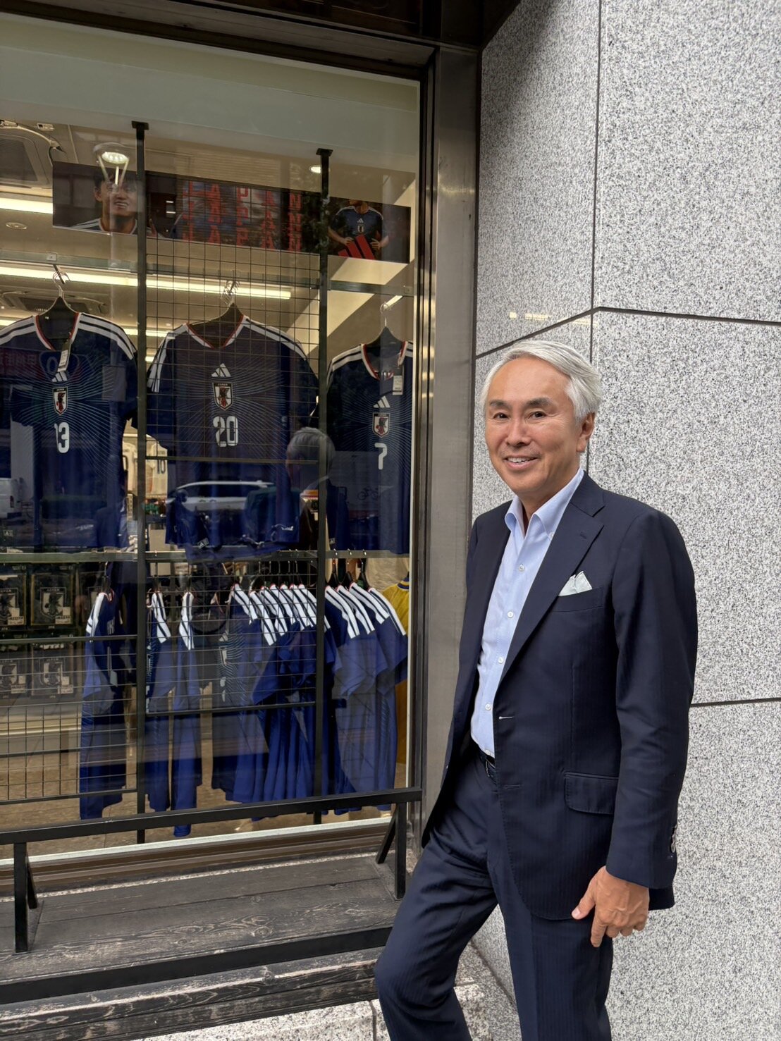 石原伸晃氏は1人テレビ観戦用ユニホーム購入するためサッカーショップへ