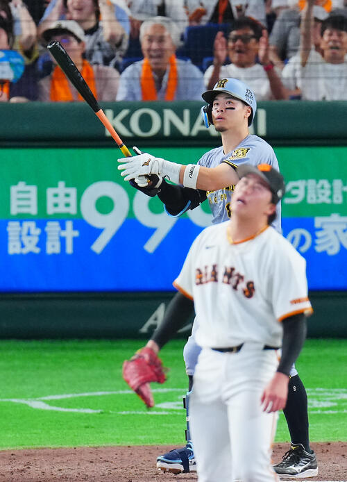8月11日、巨人対阪神 9回表阪神1死一塁、2点本塁打を放つ佐藤。後方中央は石原氏