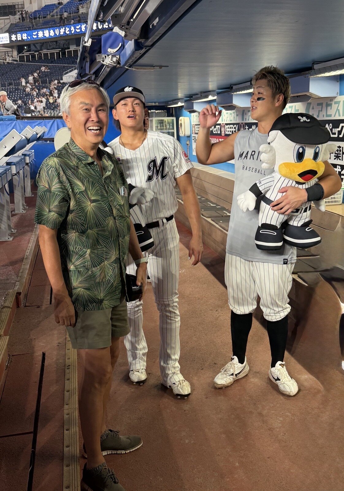 ヒーローの山口航輝、山本大斗（右から）に思わずインタビュー