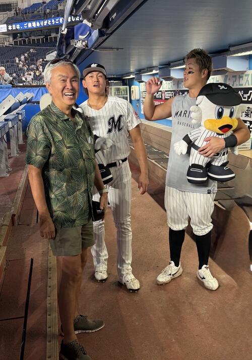 ヒーローの山口航輝、山本大斗(右から)に思わずインタビュー
