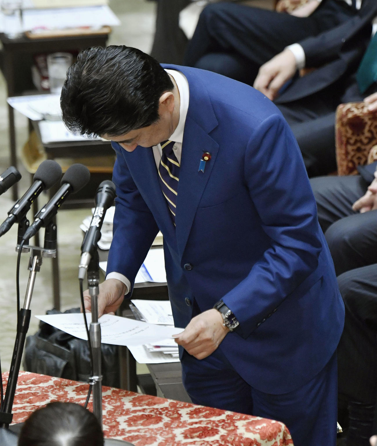 衆院予算委で、立憲民主党の辻元清美氏へのやじを飛ばした問題について謝罪する安倍首相（共同）