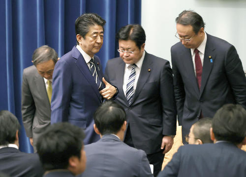 会見場を後にする安倍首相（左から2人目）（2月29日＝共同）