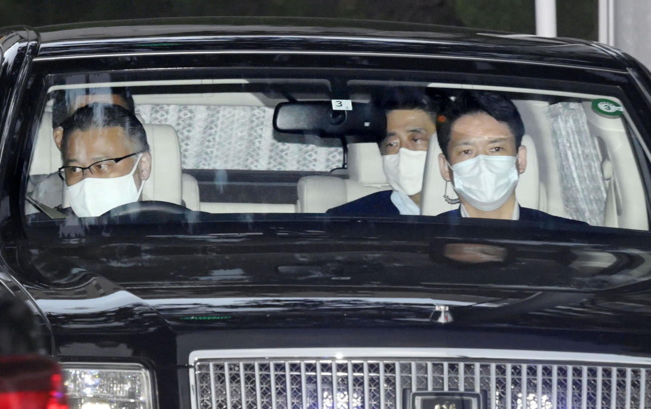慶応大病院から出る安倍首相（右奥）（共同）