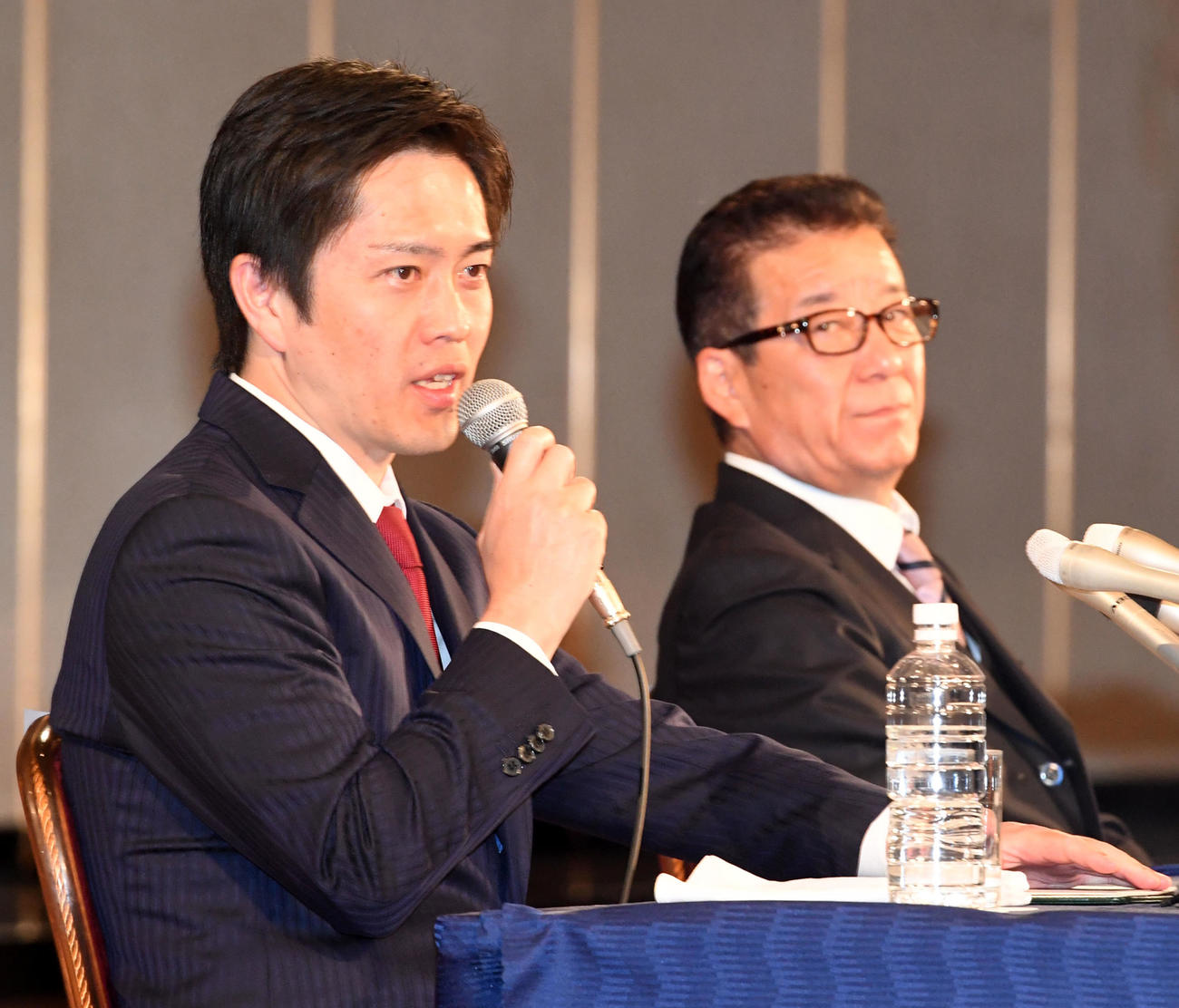 大阪府都構想が否決され会見する吉村洋文大阪府知事（左）と松井一郎大阪市長（2020年11月1日撮影）