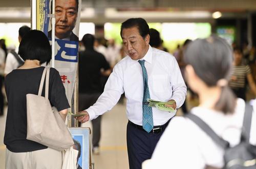 千葉県のJR津田沼駅前でビラを配る立憲民主党の野田元首相＝29日午前
