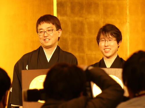 国民栄誉賞受賞後、羽生、井山両氏の会見には大勢の報道陣が集まった