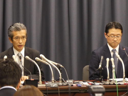１８年４月２７日、セクハラ認定について会見する財務省の矢野康治官房長（左）と伊藤豊秘書課長