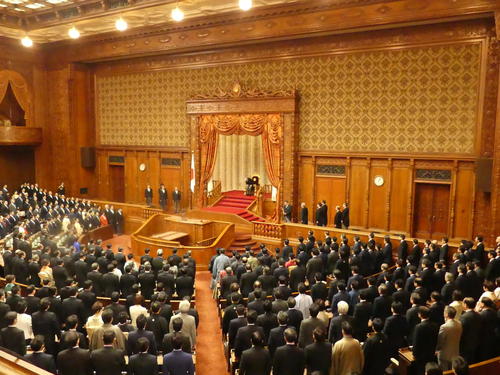 天皇陛下がお出ましになり、行われた28日の通常国会開会式=19年1月28日