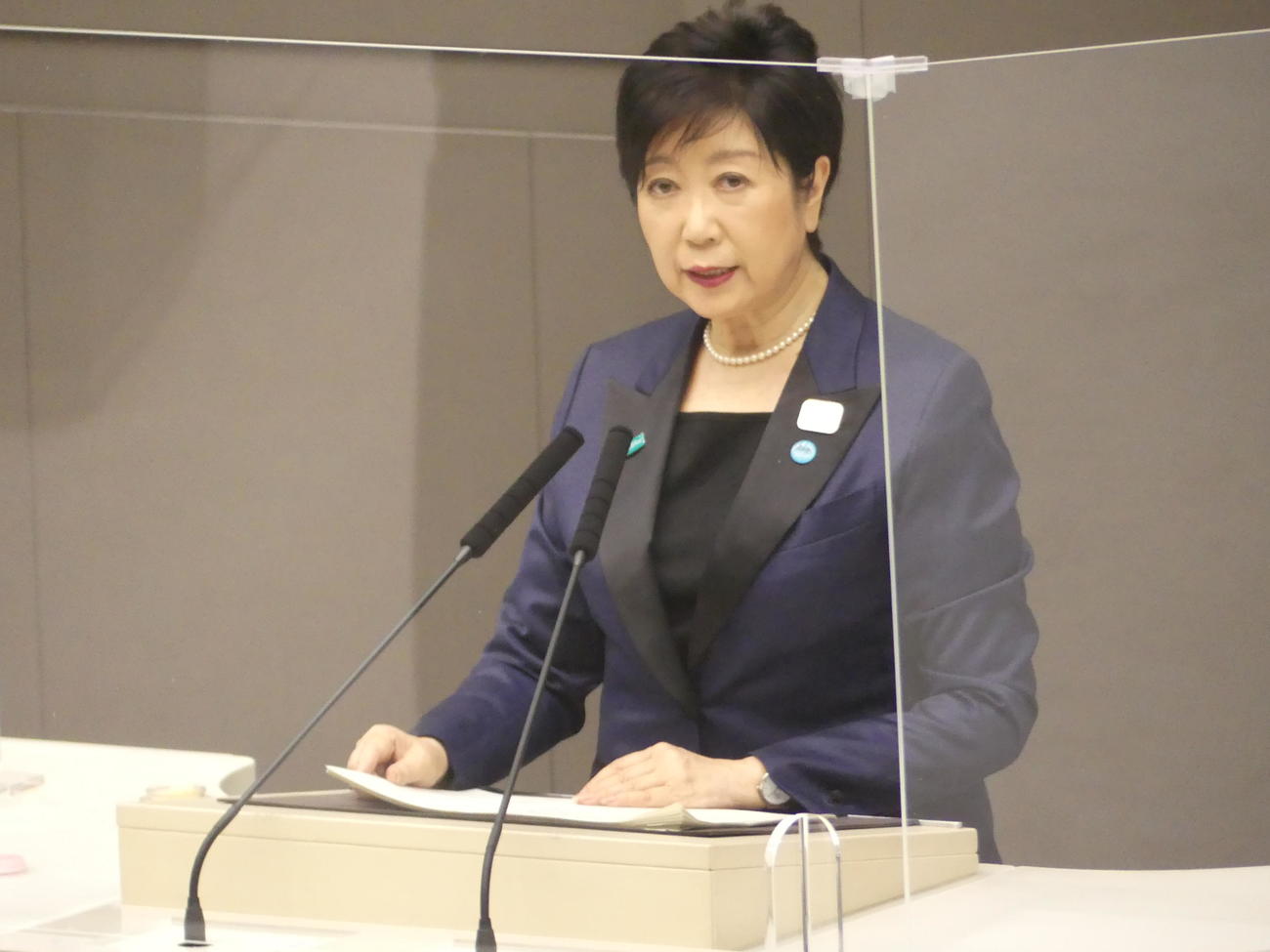 東京都議会本会議で発言する小池百合子都知事