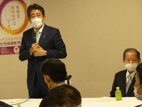 自民党二階俊博幹事長（右）の議連設立総会であいさつする安倍晋三前首相