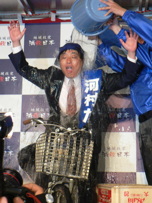 出直し市長選挙で当選し、バケツの水をかぶって喜ぶ河村たかし名古屋市長（2011年2月撮影）